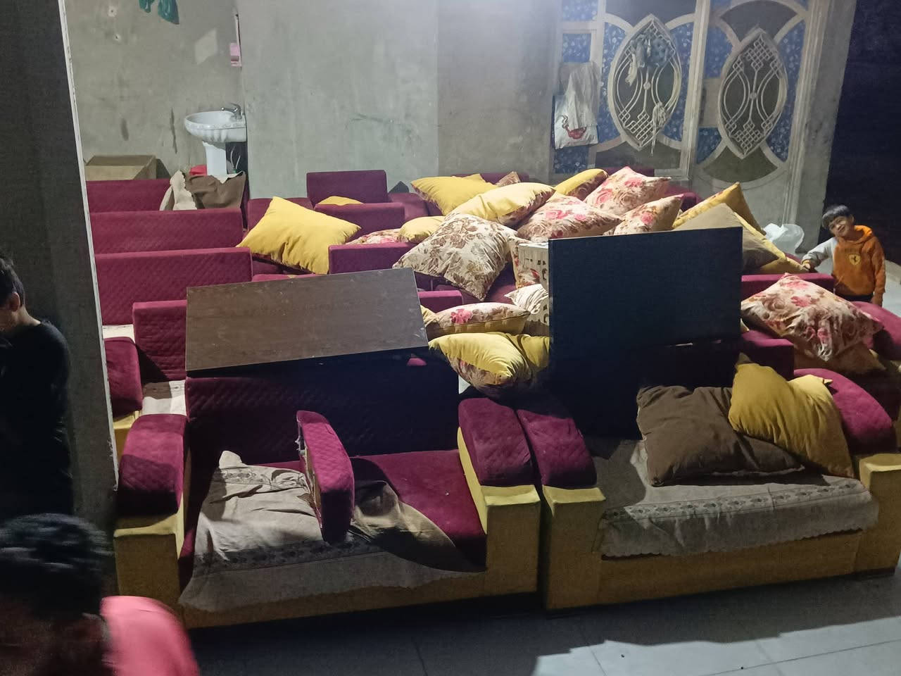 طخم قنفات العدد كثير مال ديوان كبير ابيع شلع وابيع عدد عله كد المكان العندك للاستفسار ***********
