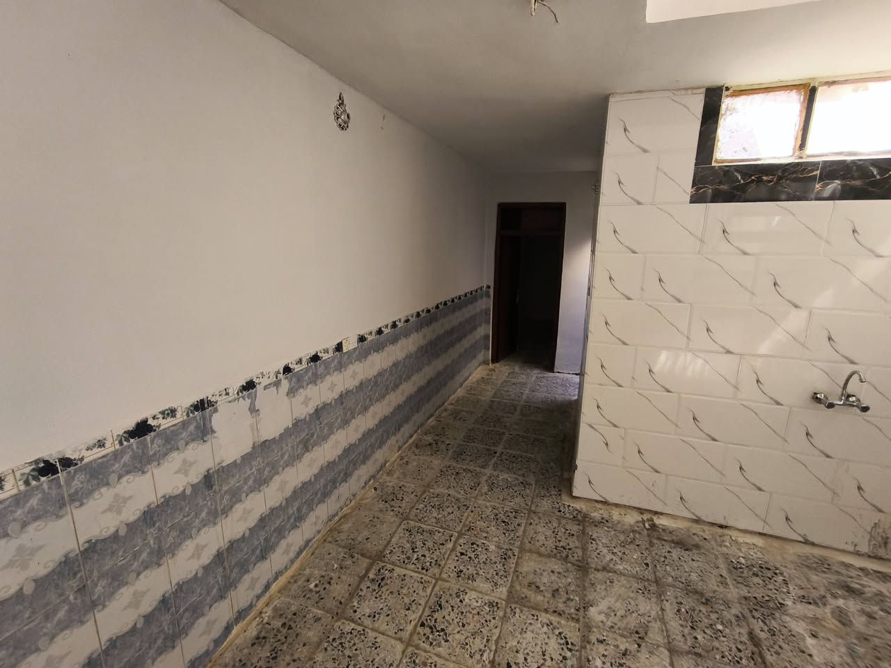 سلام عليكم  بيت البيع منطقه الحسينيه شارع ابو سمير مساحه 75/قاط واحد /البيت نضيف 
الاستفسار ***********كرار
