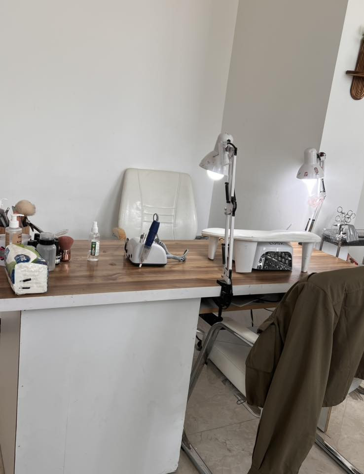 سلام عليكم ثلاثه ميز اكرليك خشب صاج للبيع *********** واتساب
