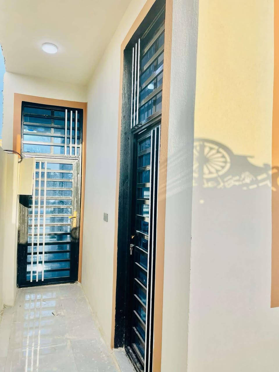 (🧿بيت للبيع طابو صرف🧿)
✅مساحة 100 متر 
✅مكانه نجف مجمع بيتي مقابيل مجمع لميرات 
———————————————
جميع لخدمات متوفرء 
✅ماي كهرباء مدارس 
———————————————
((سعر 67 وبي مجال ))
يتكون لبيت من غرفه 😴 
وصاله وستقبال ومطبخ وصحيات عدد ثنين ومكشوفه 
استفسار اكثر نتصال او اتساب 
***********
