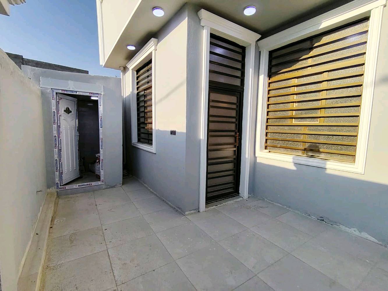 دار للبيع السعر 60وقابل التفاوض 
المساحه 150متر غرفتين صاله مطبخ ستقبال 
حمامات بناء درجه والى العنوان النجف مقابل قريه الغدير طابو زراعي سند 25