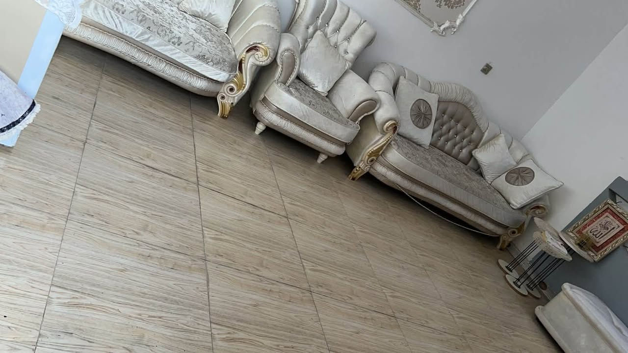 السلام عليكم 
البيت بناء بلوك والسقف عكاده. ثرمستون ومغلف اوزكام وصب درجه اولى هذا الطارمه مساحتها طول 5 متر والعرض 3 والبراني طول5x6 الصاله مقاس 5x9 الغرف عدد ثنين الاولى 5x5 والثانيه  5x4 المطبخ 5x4 المنور قياس 2x3 مساحه البيت الكلي 150 متر توجد قطع معه بمساحة 680 متر مع سيارات عدد 10 حجر اساس العنوان حي الزهراء قرب ال هواله خدمات متكامله فقط باقي الخدمات الشارع ضمن الخدمات الجهد الهندسي قيد التنفيذ تبليط بالاساس لازم.  الي كملهن الجهد الهندسي  مجاري وماي وكهرباء ومحولات كلها كامله يبعد عن مستشفى الرميثه العام 800 متر  للتواصل معي الهاتف *********** مهندس حاتم الموسوي
