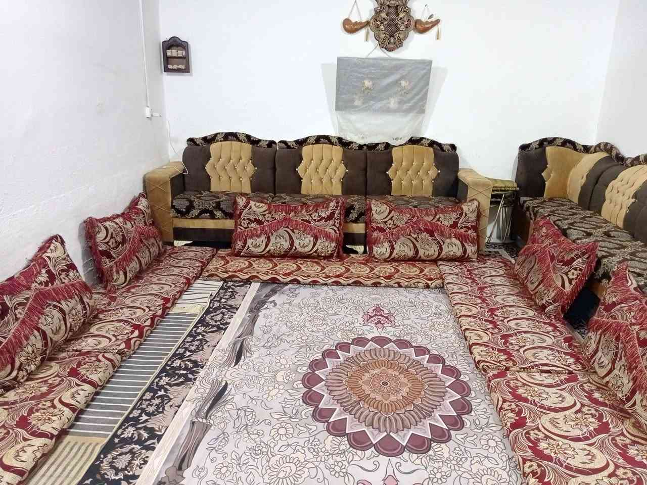 جلسه للبيع. عدد سبعه مندر و11مخده. السعر 100وبيها مجال قليل. الاستفسار الاتصال ؏ الرقم. ***********.
