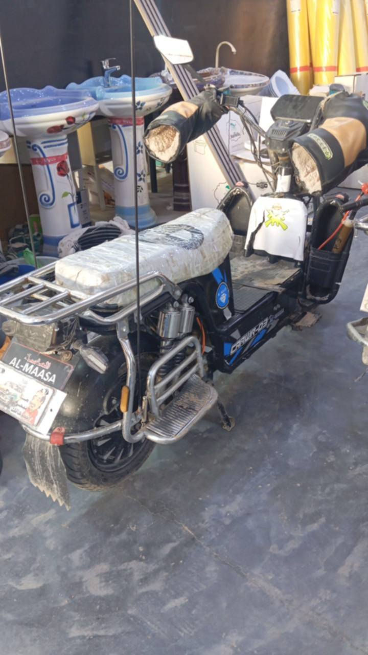 السلام عليكم عندي دراجه جبلي للبيع بطارياتهه جديده والسعر 400قفل قفل👍الرقم ***********
