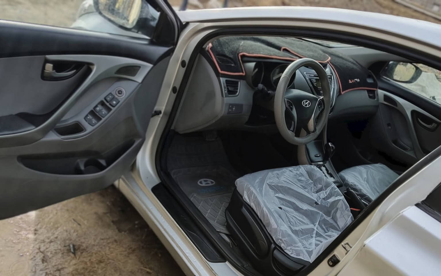 السلام عليكم من رخصه الادمن/

 سياره النترا موديل 2013 رقم مثنى للبيع خليجيه 1800 مكينه وكير وحداديه اماميه مع زوج تاير جديد تحكم ستيرن 
ومري ويل كب بچم كبس بدون ضربة ما عدا طخات بسيطة موضحة بالصور السيارة لون رصاصي فضي بيها جراد بسيط تبريد وي السويچ الكهربائيات على البلاد سياره جاهزة من كلشي ...
للبيع او المراوس حسب القناعه السعر 92$ وبيها مجال بسيط للشراي 
للتفاصيل التواصل مع الارقام  او واتساب 
***********
***********
