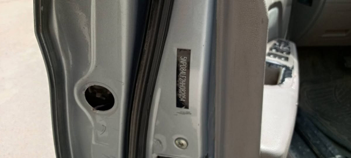 السلام عليكم 
للبيع هيونداي النترا موديل 2017 وارد أمريكي، حادثها جاملغ أمامي فقط، والسيارة ليبل واحد.
المواصفات: 
الحالة: نص فول، ماشية 123 ألف.
المحرك: يوجد راجز يحتاج تبديل/تنقيص دهن بسيط.
المميزات: شاشة لمس كبيرة، كاميرا دوارة، كير 6 نمر عادي وأوتوماتيك، 3 أنظمة قيادة، مانع انزلاق.
الرقم: بغداد باسمي.
السعر: 105 ورقة (10,500$) وبيها مجال.
الموقع: بغداد - حي القاهرة.
للتواصل: ***********.
