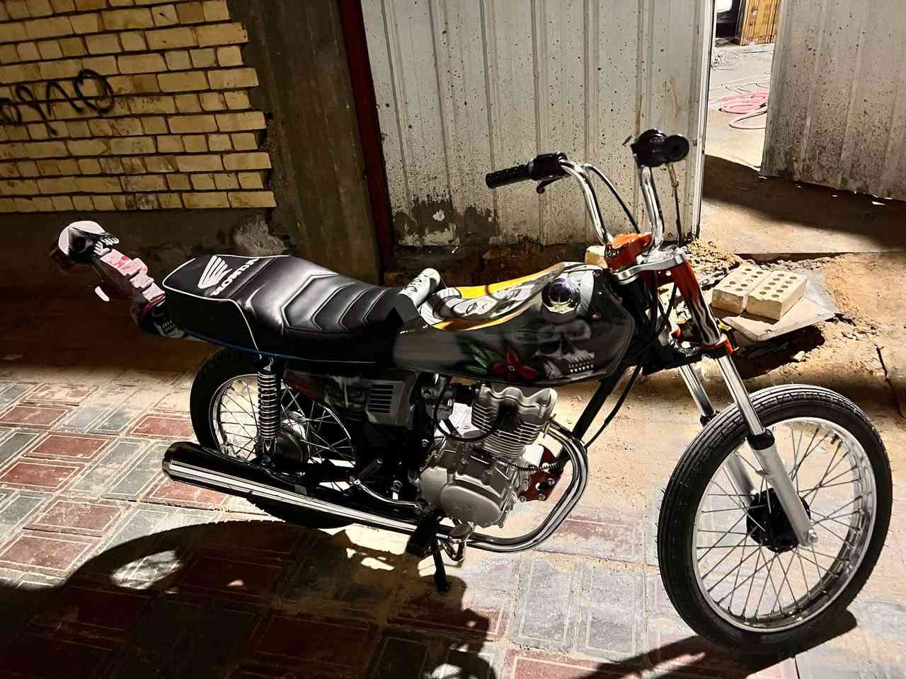 السلام عليكم دراجه اربعه كير شلامجه موديل 26وغراضها كلها احمد شهاب حت الواشر مال الصمونه من احمد شهاب والشاصي ٢٠١٤ اوراق اصولي مداور بنفس اليوم الدراجه صارلها ٢٠ يوم مشدوده الدراجه كلها اصولي وشلامجه من مكينه وغراضها البقيه وبرغي مابيها امتياز 
 هذا رقمي للاستفسار : ***********
والسعر خاص ومكاني كربلاء الحر
