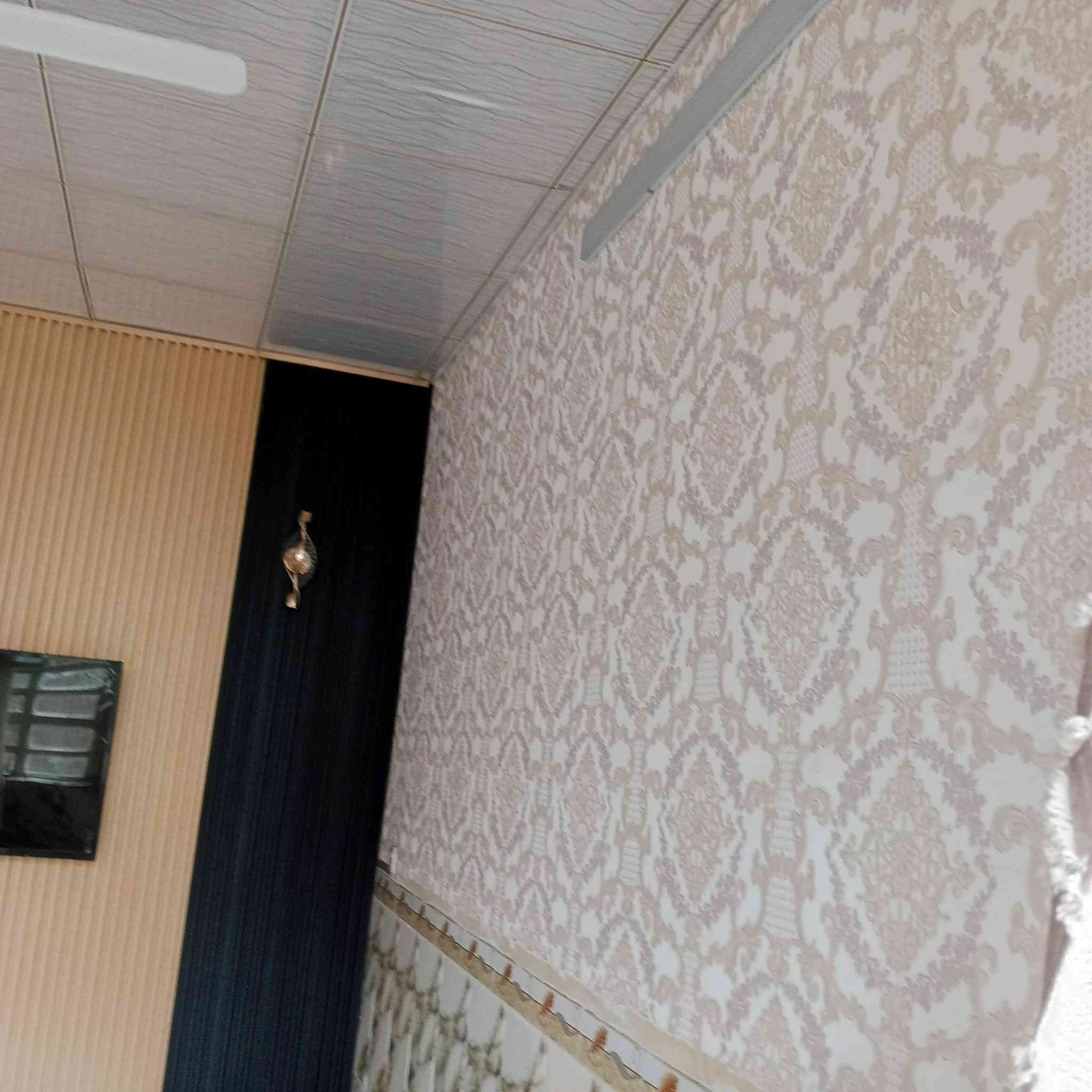 مشتمل طابق واحد في حي الحوراء خلف شارع الشيرازي مساحه 100 يتكون من غرفه نوم وصاله ومطبخ واستقبال 
وبيتونه صب. سيراميك جاهز للسكن منطقه مخدومه مي مجاري وتبليط قرب مدرسه عمود الدين. للاستفسار للسعر 
***********
بيع نقد فقط
