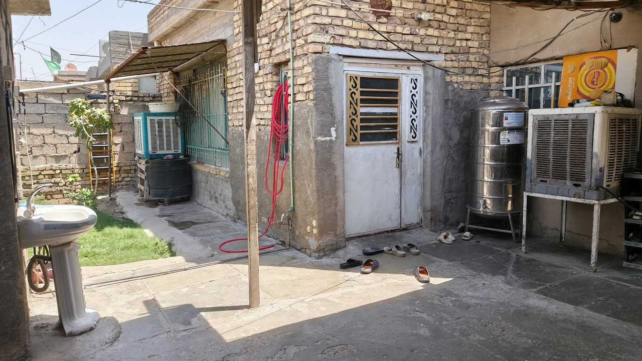 ‏السلام عليكم
‏بيت للبيع مساحة ٢٢٠ متر  بيت ركن على شارع عشرين وساحه  طابق واحد يحتاجله ملاحضات بسيطه 
‏موقع البيت مسقط شارع عمارة المصري بنهايته للاستفسار علخاص او الاتصال على الرقم ***********
‏***********

