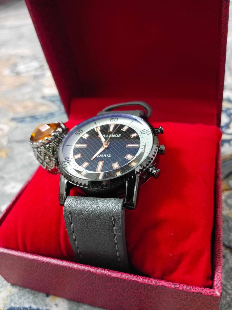 ساعة بشكل راقي ونازك
وغير مستخدمة
السير مالها جلد
يجي وياها محبس هدية بهذا الشكل 
سعر 30 الف مع  توصيل و بيهه مجال


**إذا كنت صاحب هذا الإعلان وتريد حذفه لأي سبب، رجاءا أرسل رسالة إلى الدعم الفني**