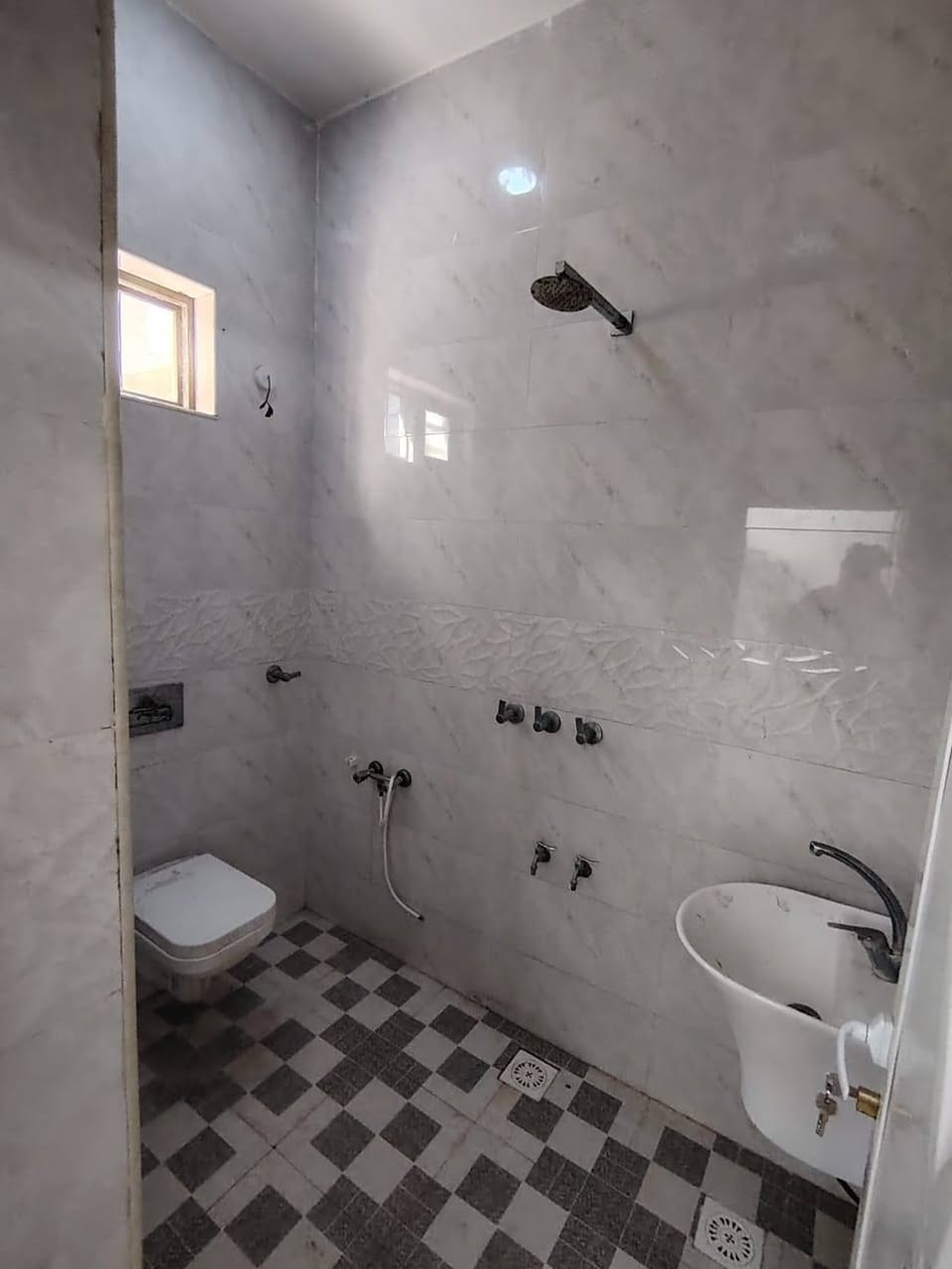 دار للبيع المساحه 200متر طابق ونص بناء حديث عنوان قطاع 30 الاستفسار ***********
