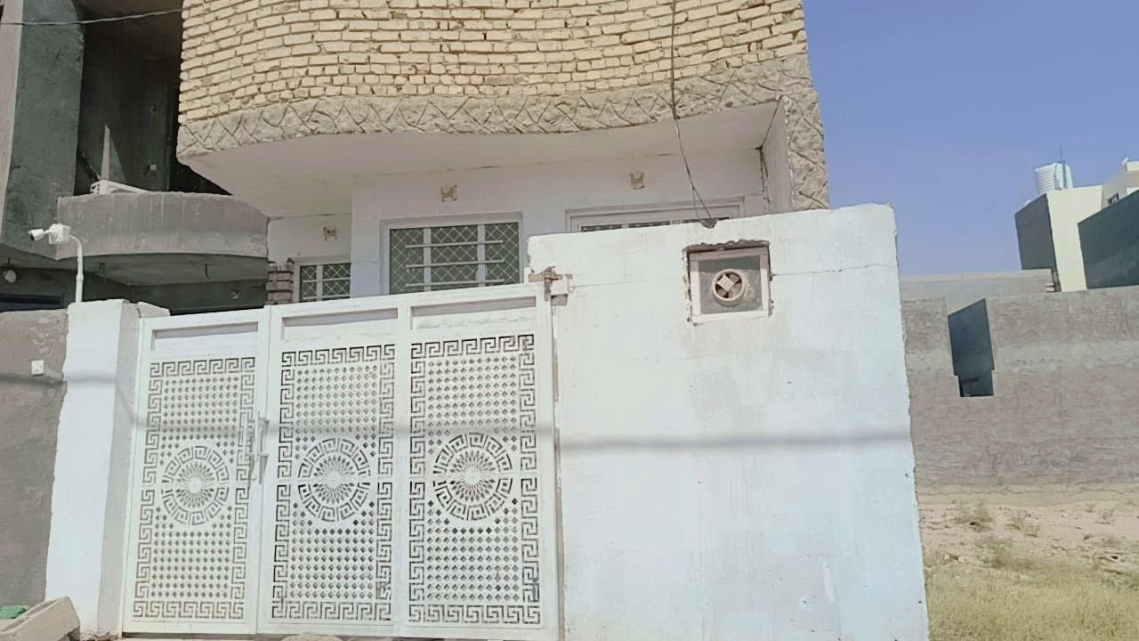 � للبيع – دار سكن طابقين في العزيزية / منطقة الموظفين 🏡

📍 الموقع: العزيزية – منطقة الموظفين
📄 طابو: صرف تحويل مباشر
🔢 رقم القطعة: 911
📐 المساحة: 100 متر 

✨ مواصفات الدار:
🔹 بناء جديد وحديث، جاهز للسكن مباشرة
🔹 طابقين

🏠 الطابق الأرضي:

* غرفة نوم
* صالة
* مطبخ
* استقبال
* صحيات

🏠 الطابق الثاني:

* غرفة
* صالة

✅ تشطيب حديث ومناسب للعوائل
✅ موقع هادئ وخدمي
✅ جاهز للسكن فوراً

📞 للاستفسار والمعاينة:
مكتب محمد صمد للعقار
📱 ***********
📱 ***********
📱 *********** (حيدر صمد )
