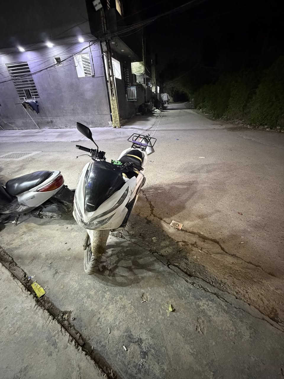 دراجه pcx جيل ثالث ياباني الاصل JF
بصمه وحده  ممشى الدراجه 40 ألف حقيقي 
سعر الدارجه 800'1
مليون و اثمنميه ألف وبيه مجال للطيبين
حك الجيه  
مكاني بغداد سبع بكار 
رقمي *********** 
متواجد واتساب اغلب الاوقات
