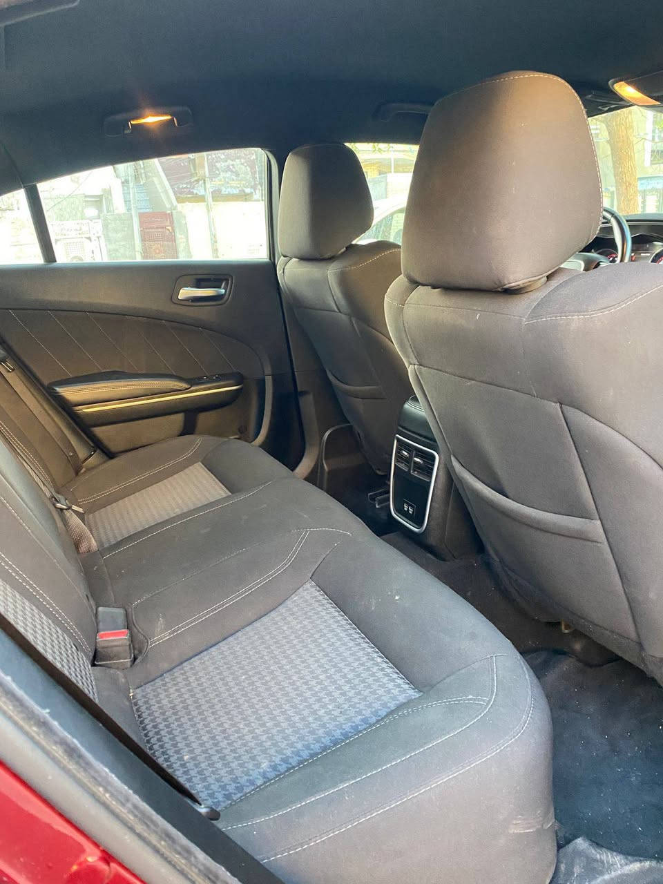 السلام عليكم دوج جارجر 23 sxt وارد امريكا ماشيه 25 mi بصمه تشغيل وأبواب وحساس خلفي  وكامره دواره وشاشه كبيره محرك 3600  حادثها تبديل بنيد gt رقم انكليزي *********** واتساب
