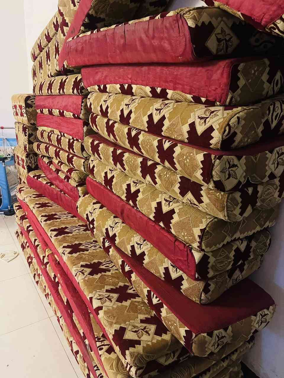 جلسه عربية  نضافة جيدة
دوشگ عدد 10
ركن عدد 3
مسند ضهر 18
10 تكيات
يكفي استقبال بمسافه 4*9 
للاستفسار اكثر *********** واتساب
