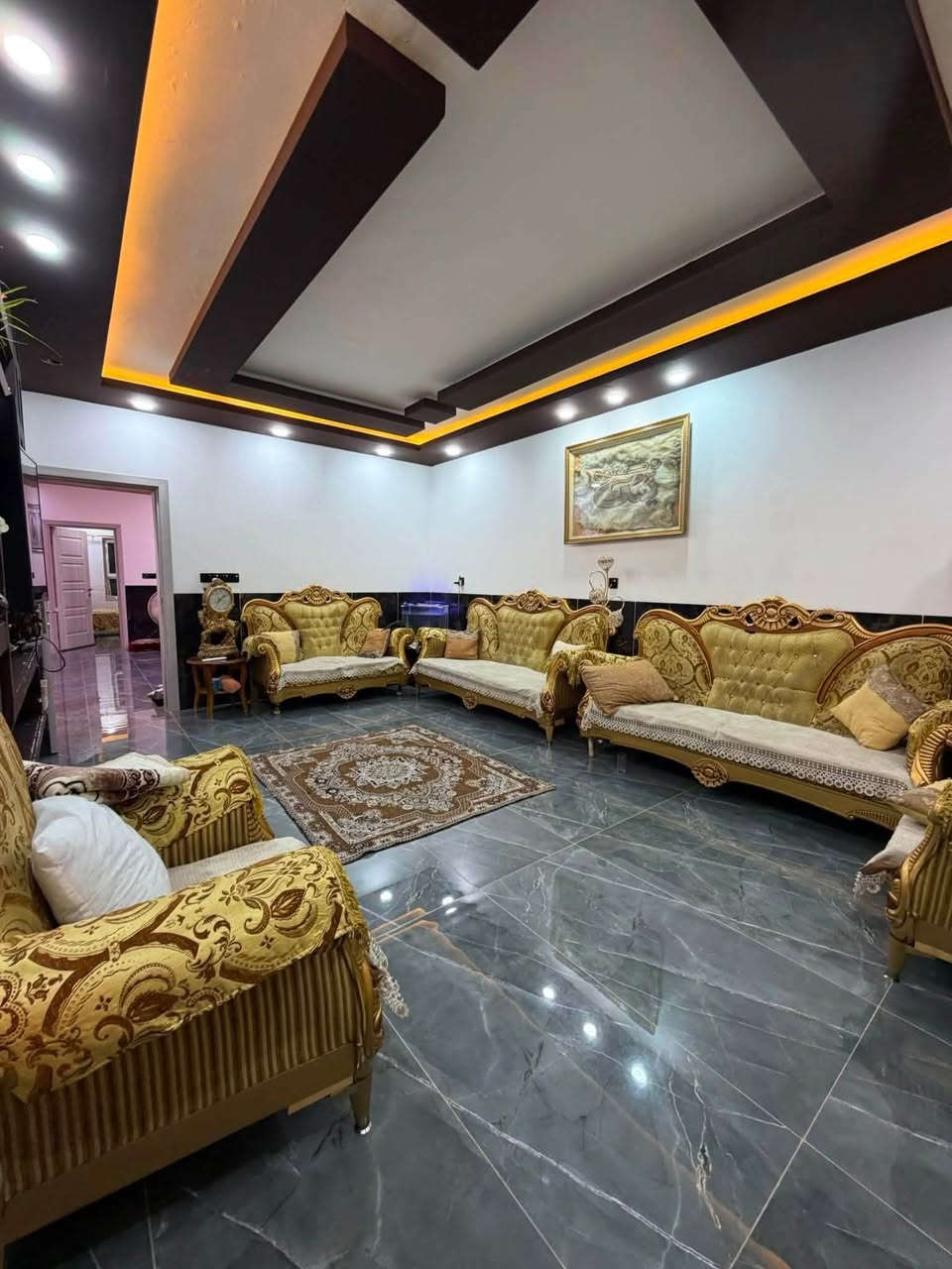 🏡 للبيع – دار مميز في حي البكر
(للمعرفه السعر اكتب تم في التعاليق)‼️‼️
📍 الموقع: حي البكر
📐 المساحة: 250 متر
📏 الواجهة: 10 متر
🛣️ شارع 20 متر مع رصيف 5 أمتار
📄 السند: طابو زهور – شرط تحويل

✨ الدار مكوّن من طابقين وبناء مرتب وجاهز للسكن:

🔹 الطابق الأرضي:
* كراج
* هول
* استقبال
* مطبخ
* صحيات
* غرفتين نوم

🔹 الطابق الثاني:
* 4 غرف نوم
* هول
* صحيات
* بيتونة
* سطح
🏠 دار مرتب بموقع مميز، مناسب للسكن العائلي.
📞 للاستفسار: *********** | ***********
