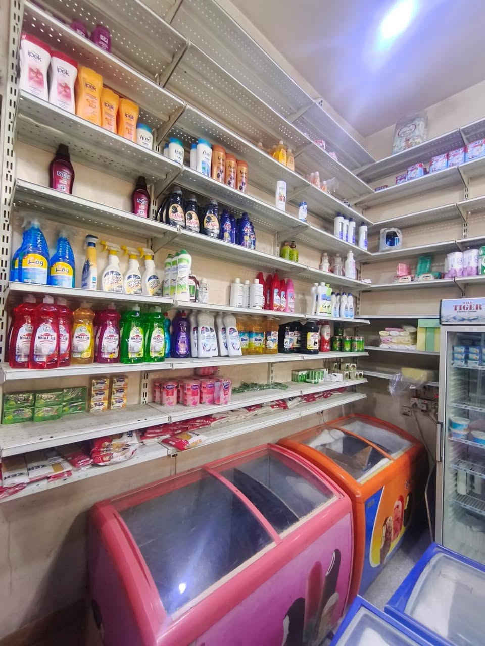 السلام عليكم محل اسواق للأجار مع بيع الغراض المحل على الشارع مقابل مطعم شاورما الشام  قرب قهوة بيت أموري للأستفسار والتواصل ***********
