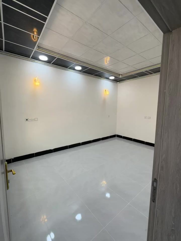� بيت للبيع
📍 كركوك / منطقة 55 / قرب صيدلية القاضي

بيت طابق ونصف بناء 2024 (صفر)، تشطيب نظيف وجاهز للسكن فوراً.

المواصفات:

 • 📐 المساحة: 100 متر
 • 🛏 غرف نوم: 2�▫️ غرفة بالطابق الأرضي�▫️ غرفة بالطابق العلوي
 • 🛋 غرفة استقبال واسعة
 • 🚿 حمّامات: 2
 • 🍳 مطبخ حار / بارد
 • 🏠 هول مريح للعائلة

✨ المميزات:

 • بناء جديد 100%
 • تصميم عملي واستغلال ممتاز للمساحة
 • موقع حلو وقريب من الخدمات
 • مناسب سكن عائلي أو استثمار

💰 السعر: 108 مليون
🔹 قابل للتفاوض البسيط

📞 ***********
***********
البيت صفر ماء وكهرباء كلشي مدفوع جاهز
فرصة ما تتعوّض، البيت جاهز وما يحتاج شي
