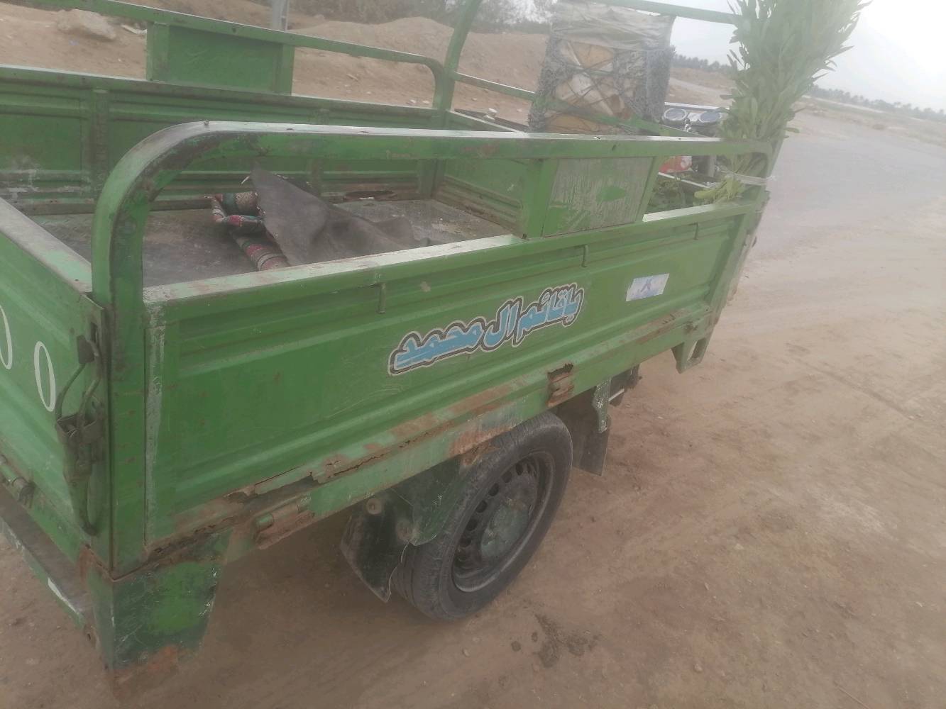 ستوتة للبيع بحالة جيدة، لونها أخضر ومزينة برسومات جميلة. المحرك قوي ونوعية 'Super Sunshining'، توفر أداء ممتاز للاستخدام اليومي في التنقل أو نقل البضائع. التصميم يسمح بتحمل الأوزان الثقيلة وفيها مساحة كافية لتحميل بضائعك المختلفة. مناسبة جداً للاستخدام الشخصي أو التجاري وتأتي مع مقعد مريح وسهل القيادة في الطرقات المختلفة.