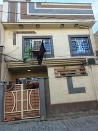 دار للبيع المساحة 100يحتوي على استقبال مطبخ غرف عدد3 حمامات ٢ حمام خار...