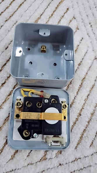 سلام عليكم
للبيع كهربائيات للتواصل***********
