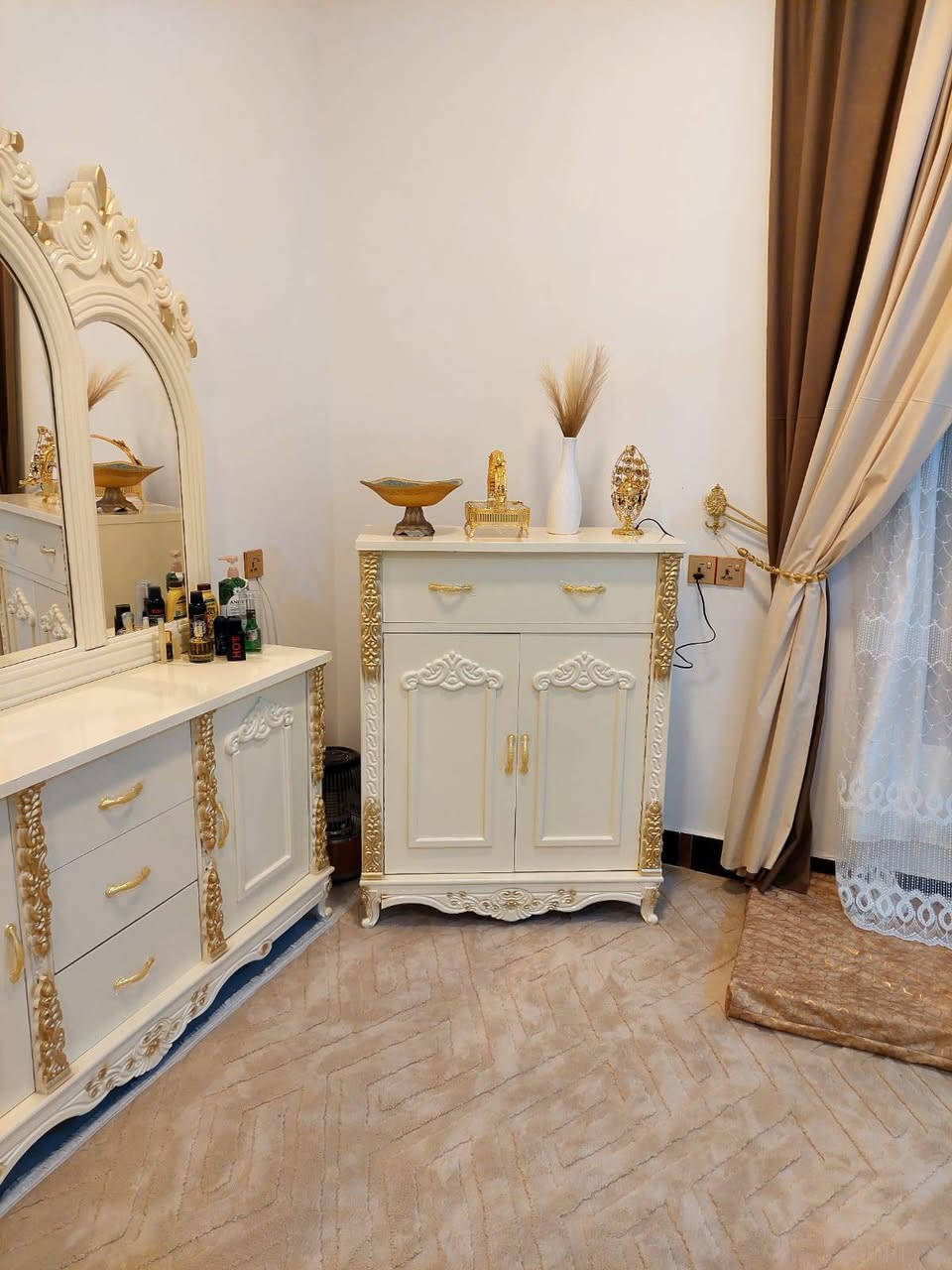 غرفة نوم للبيع بسعر مناسب
موجود انواع الغرف نوفر لكم حسب الطلب للاستفسار 
***********
