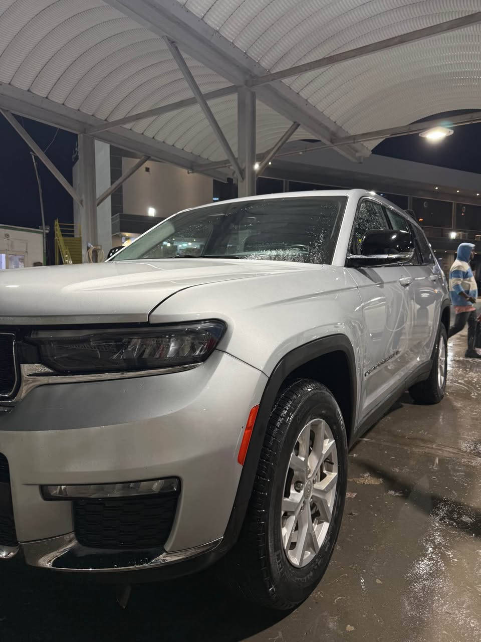 سياره جيب كراند شيروكي لمتد فول كشنات جلد تدفئة كشنات امامي وخلفي اربع انظمة قياده نقطة عمياء لدات ٤ ابواب بيهة نظام الكسا وبعد مواصفات بدون تنته ماشيه 40 الف كيلومتر السياره كلش حلوه ونضيفة حادثهة جاملغ امامي عكس السايق من امريكا فقط وهنا بالعراق صار بيهة PDR بالباب الخلفي بسيط الباقي كفاله ورقم مميز 
للتواصل *********** البصرة, العراق
