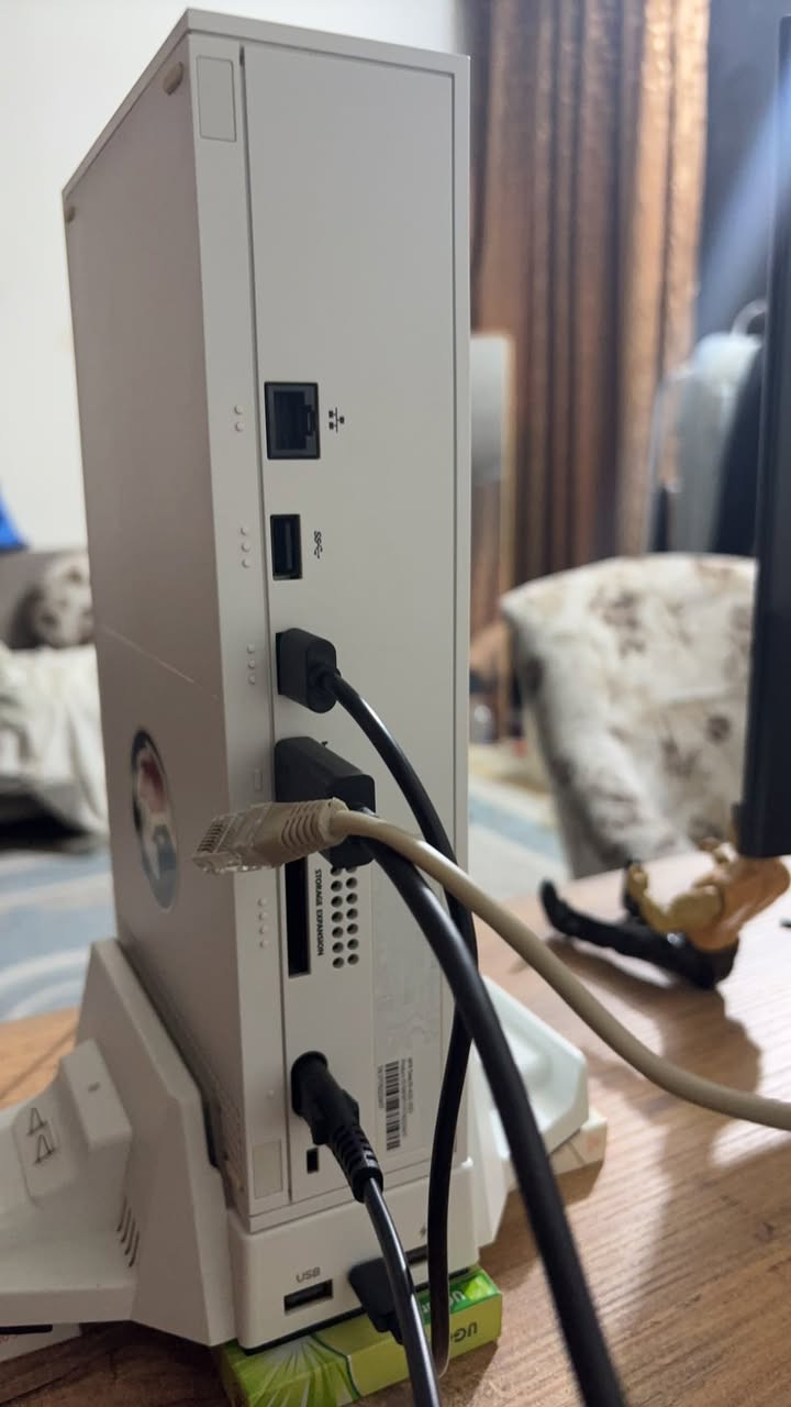 جهاز اكس بوكس سيريس اس اصدار23 نظيف شرط الفحص والضمان كامل ملحقاته الاصلية وباكيته ويا يده احترافية من كيم اون اسمها جي 7 يوبي اس850 من شركة بور ماكس بطاريات من شركة دوبي وفان تبريد ايضاً شاشة من بلاك ولف(FHD)165فريم كامل ملحقات وكراتين الاجهزه المذكورة بالاضافة شهر كيم باس التمت ب550 الف وبي مجال بسيط رقمي*********** واتساب

