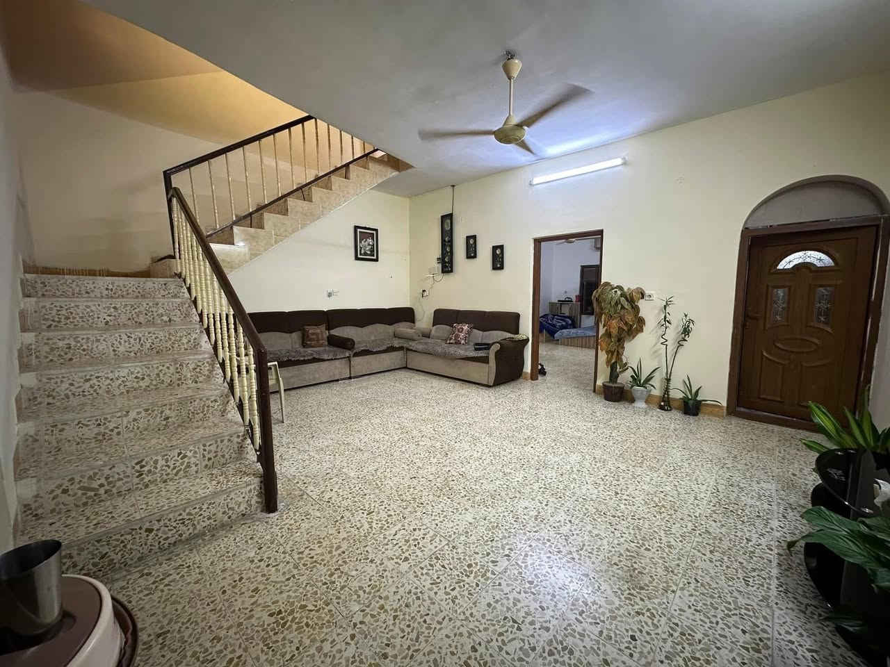 دار للبيع 150 متر يحتوي على غرفتين نوم مقابيل ساحة وحديقة طابو ملك صرف في حي العسكري قرب مدرسة عمر بن خطاب 
السعر : 98 مليون وبي مجال 
***********
