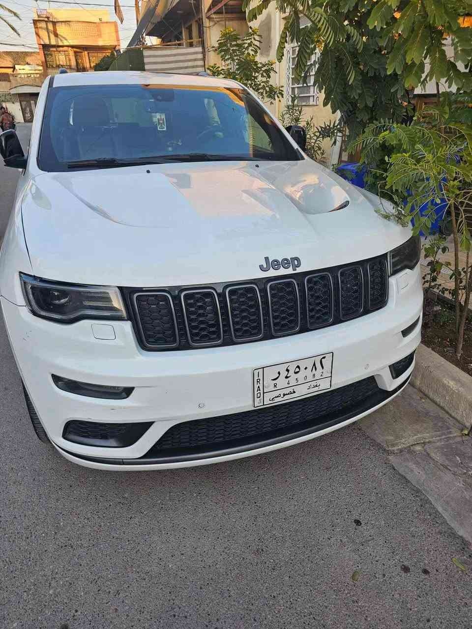 السلام عليكم جيب گراند شيروكي
موديل 2019 
الفئه s خليجي ليميتد 
محرك 6 سلندر
للاستفسار 
***********
