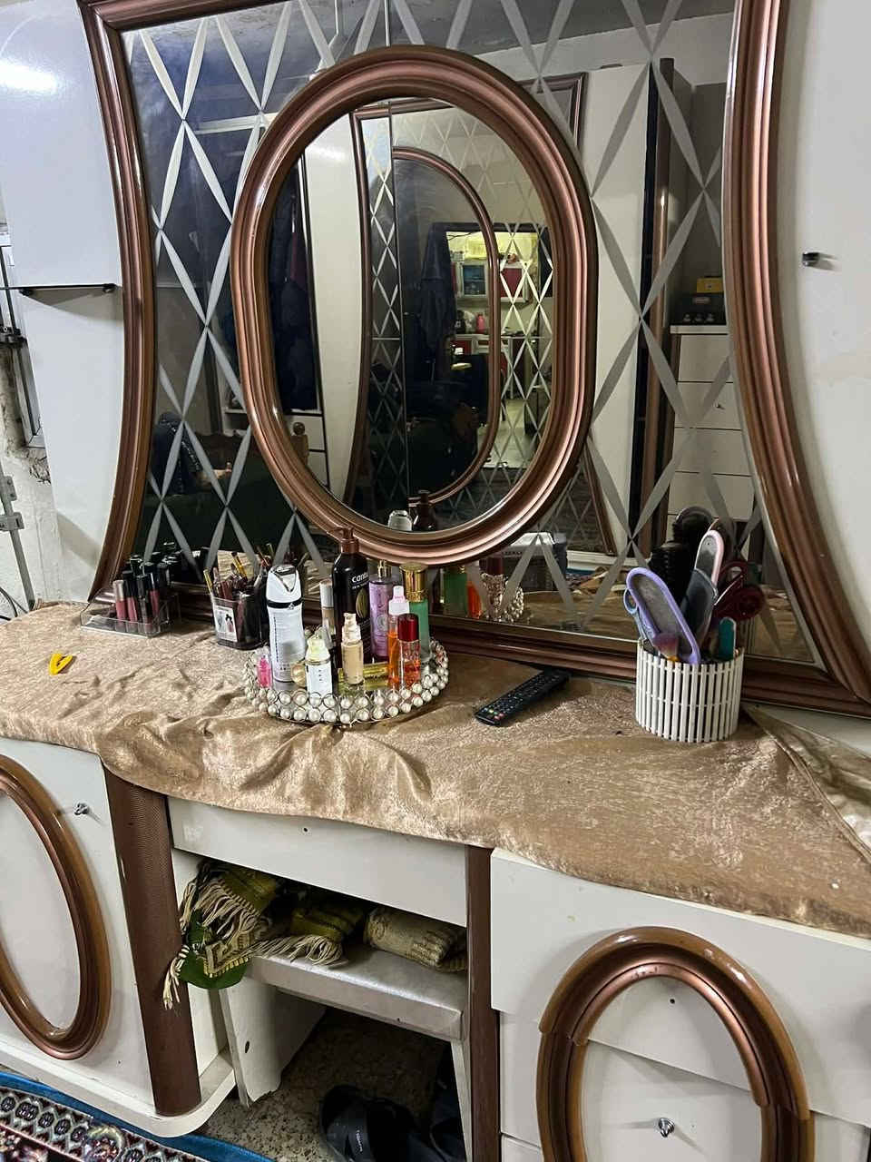 السلام عليكم غرفة نوم  للبيع خمس قطع نظيفة بيها نواقص بسيطة مثل ماموضح بالصورة السعر ٥٠٠ وبيها مجال  المكان معالف قرب حسينية سيد جبار  ***********
