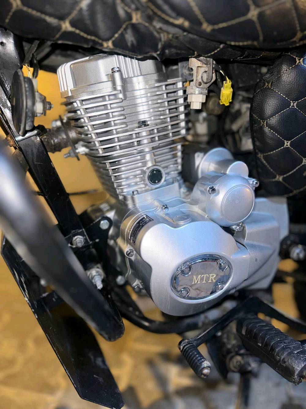 دراجة نارية موديل جديد، حالة ممتازة، تمت صيانة المحرك بشكل دوري، ومزودة بصندوق خلفي مناسب للتوصيل. مثالية للاستخدام داخل المدينة أو للأعمال.