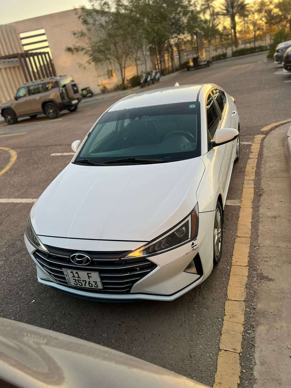 السلام عليكم
النترة 2019 رقم بغداد باسمي 
السيارة حادثها فقط جاملغ بدون ايرباك بدون دواخل 
مكينه 2000 والكير AT
السيارة جاهزة بدون اي نقص كلشي جاهز بيها 
ماشيه فقط 33 
مكاني بغداد 
السعر 135 
***********
