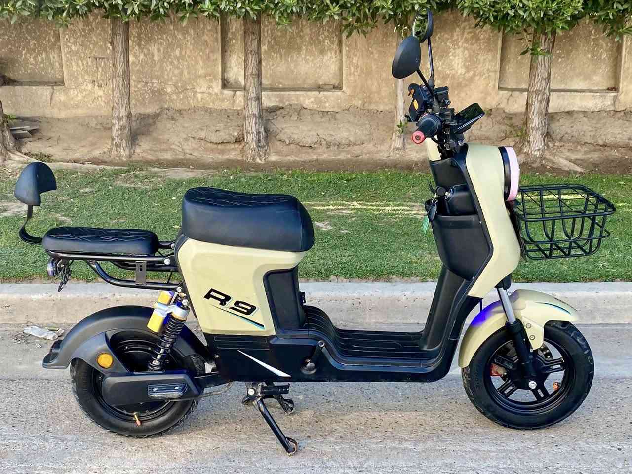 دراجه شحن R9 ونلي 
موديل 2025 استعمال شهرين 
5 بطاريات ع الفحص 
4 نمر سرعتها 109 حقيقي 60 
بيها بك + بيها بارك 
بيها بلوتوث صوت عالي و واضح 
سعرها 425 
نظيفه كلش بيها سويج وبصمه وكارت 
نقص بايدر واحد وزنجيل 
مكاني اليرموك او العامريه 
رقمي ***********
