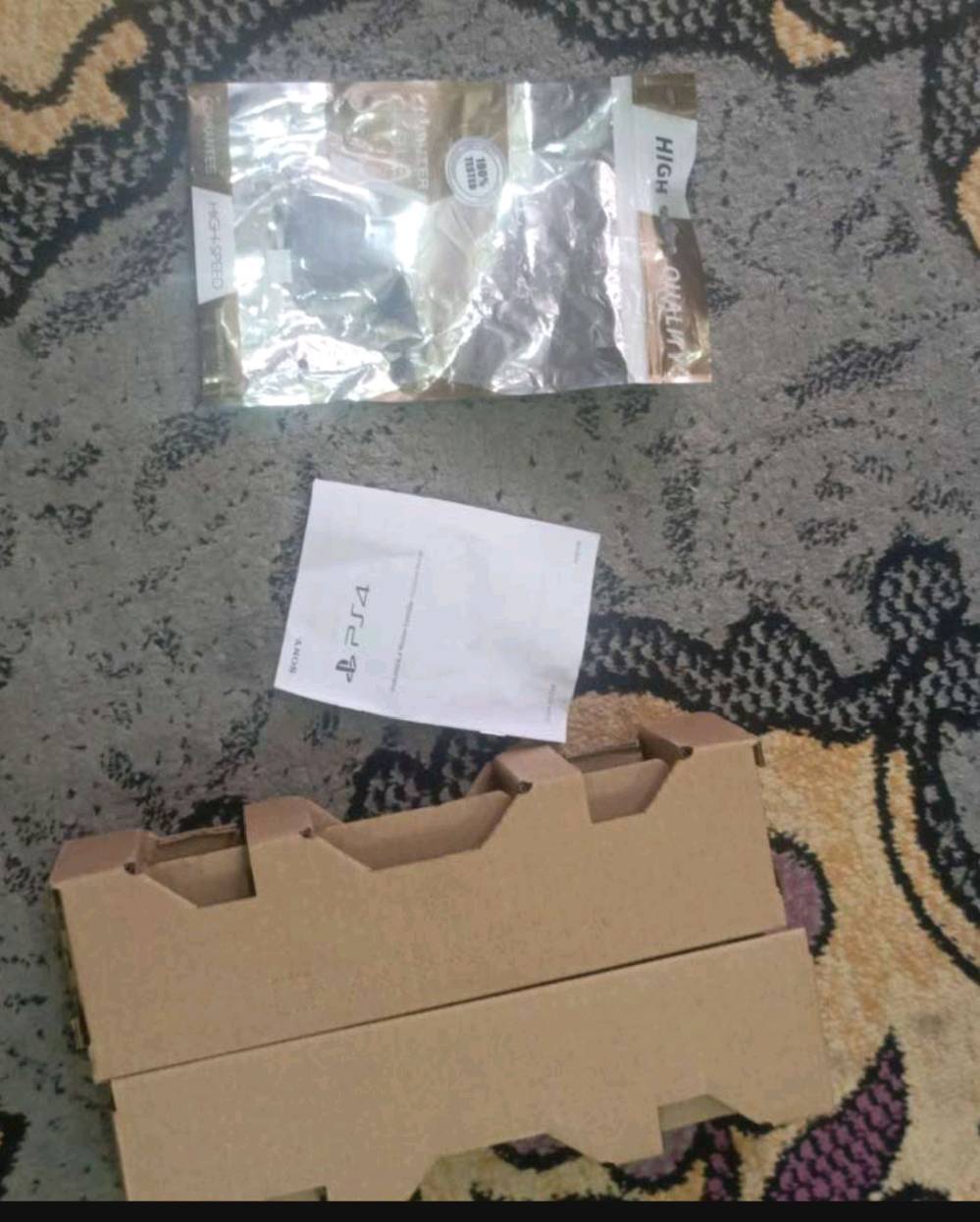 السلام عليكم عندي بلي4 سلم ابيض ريجن ياباني مامفتوح ولا مصلح ملحقاته كامله الكرتونه والكيبلات الطاقه وعرض الصوره وكيبل الشحن و 2 جوستكات تجاريات نظامه 13.50 بدون العاب اي استفسار راسلني خاص
