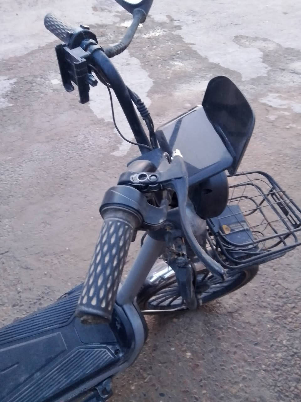 السلام عليكم دراجه شحن للبيع عاطله العنوان بغداد الدوره رقم ***********
