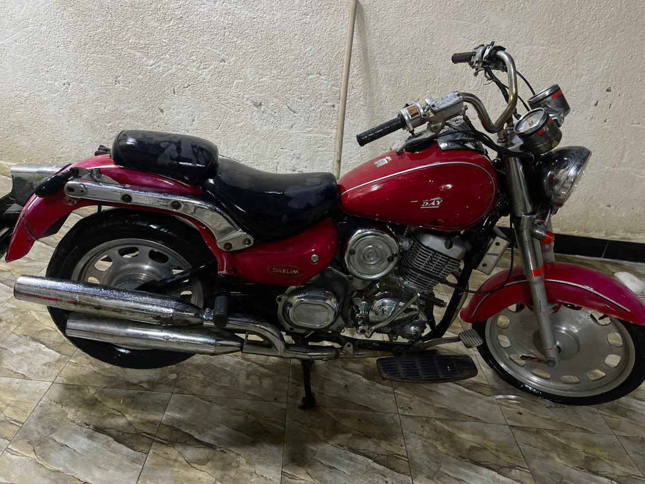 السلام عليكم دراجه  كروز (Cruiser) متروكه خمسه كير كلاسيكيه موديلDaystar VL 125 / 250 التواصل على هذا الرقم ***********
.السعر 600
الدراجه بدون أوراق(*كلك*)
