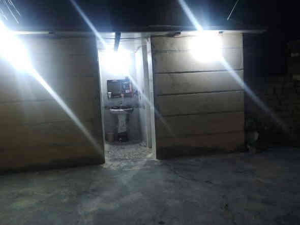 يالله سلام عليكم دار للبيع بغداد المدائن قرب مصطوصف الجعاره منطقه الجعاره يبعد عن الشارع الرئيسي العام المؤدي إلى بغداد ٥٠ متر يتكون الدار من غرفتين نوم وصاله واستقبال ومطبخ وكراج سيارة كبير يتسع سيارتين حديقه كبيره صحيات داخلية خارجيه مساحه الدار الكليه ٣٠٠ متر علماً السقف عكاده الدار نضيف جدا نضيف خدمات كامله تبليط كهرباء ماء مجاري ثقيلة ومطار رئيسيه السعر ٦٠ وبي مجال للاستفسار الاتصال على الارقام *********** أو *********** وات ساب جنس الأرض زراعي
