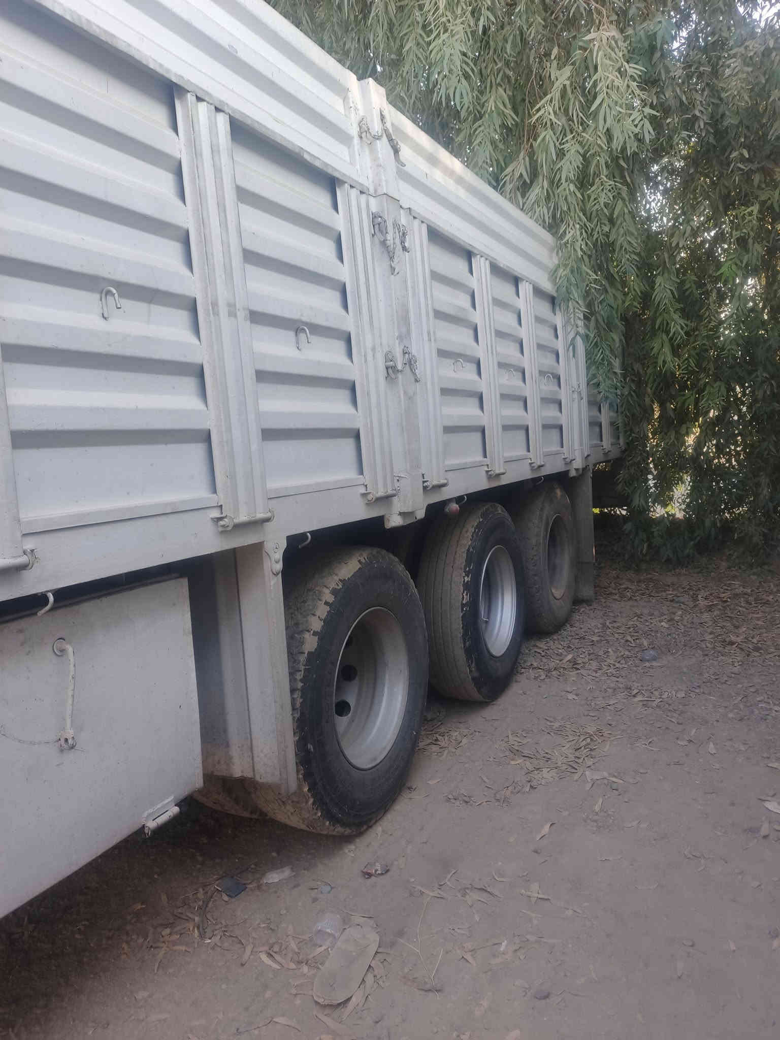 للبيع عربانه تركيا طول 13 60 ارتفاع الجنب 140 ولايه معمره جديد بدون فطر بدون كسر كفاله عامه بها مجال دنقير رابع قبل جيب وشد ثلاجه مطبخ جديد دبيه ماي بلاستيك  جدر شتوي جديد ويرمنيه وهوه جديد السعر  110 وبيها مجال مكانها موصل ( ***********  ***********
