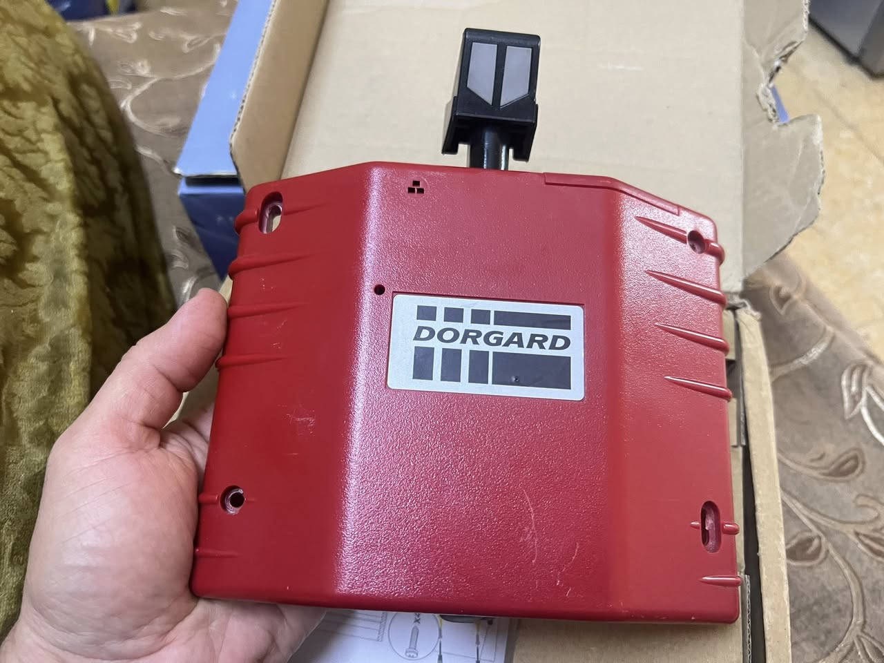 هذا المنتج هو Fireco Dorgard، وهو جهاز لاسلكي لتثبيت أبواب الحريق مفتوحة بشكل آمن وقانوني. 
آلية العمل: يعتمد على تقنية صوتية للاستماع إلى إنذار الحريق، وعند سماعه يقوم بتحرير الباب تلقائيًا ليغلق بفعل المغناطيس أو غيره، مما يمنع انتشار الحريق والدخان. 
سهولة التركيب: يتم تركيبه في أسفل باب الحريق في أقل من خمس دقائق. 
التشغيل: يعمل بالبطاريات، مما يلغي الحاجة إلى أسلاك معقدة. 
الذكاء: تم تصميم أجهزة SmartSound للتمييز بين إنذار الحريق والضوضاء الخلفية الشائعة مثل المكنسة الكهربائي


**إذا كنت صاحب هذا الإعلان وتريد حذفه لأي سبب، رجاءا أرسل رسالة إلى الدعم الفني**