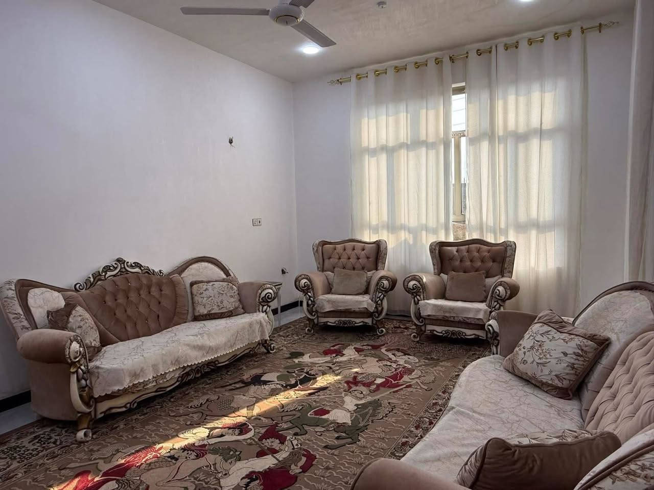 سلام عليكم بيت مساحه [200متر طابو زراعي سند 25 بسمي]
طابقين الطابق الاول غرف عدد2 مناور عدد2 مجمع صحيات عدد2 مطبخ حار وبارد ستقبال كلدور كراج سياره..... 🏠🏘

 الطابق الثاني غرف عدد3مجمع صحيات.... 🏠

سطح ناصي وسطح عالي كلدور.... 🏠

 علمن البيت قريب ع الكورنيش🏠

(تبليط لحد الباب) للاستفسار عن سعر البيت الاتصال على الرقم  ((((***********)))))
بشار بلنص
