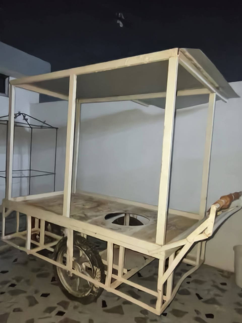 يوجد عربانه للبيع السعر 200 الف وقابل للتفاوض مستعمله شهر واحد تايرات چوب سليمه للتواصل *********** العنوان شركة طارق حي 77 مجاور مسجد المُعز
