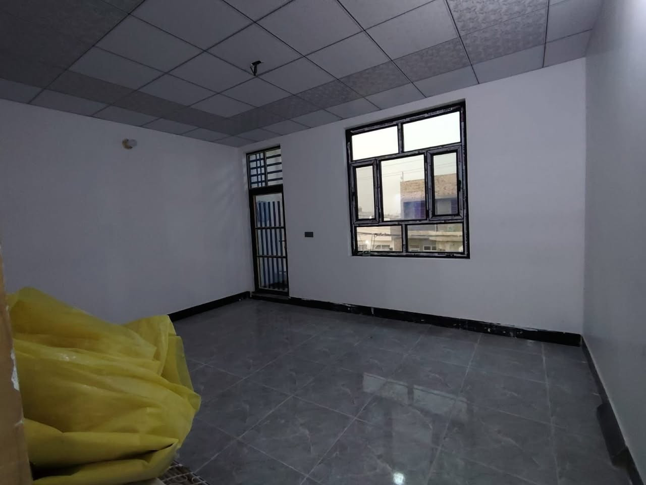 🏡دار للبيع🏡

المساحة:200 متر مربع
عدد الطوابق:طابقين
نوع السند:#طابو_زراعي_سند_٢٥_أقرار
السعر:(155) مليون دينار #قابل_للتفاوض

تفاصيل الطابق الأول:
غرفتين
صالة
مطبخ 
صحيات عدد 2
استقبال
كراج كبير/مكشوفه 2

تفاصيل الطابق الثاني:
غرفتين + سويتات (كل غرفة بحمام)
صالة
سطح
مطبخ شتايكر

الميزات:
ماء
كهرباء
قريب من: سوق/مدارس/تبليط #عرض_20

الموقع:🏡 
نجف/شارع الصب عمود 335
شارع جسر الشهداء
 #ملاحضه_يبعد_عن_الجسر90متر


**إذا كنت صاحب هذا الإعلان وتريد حذفه لأي سبب، رجاءا أرسل رسالة إلى الدعم الفني**