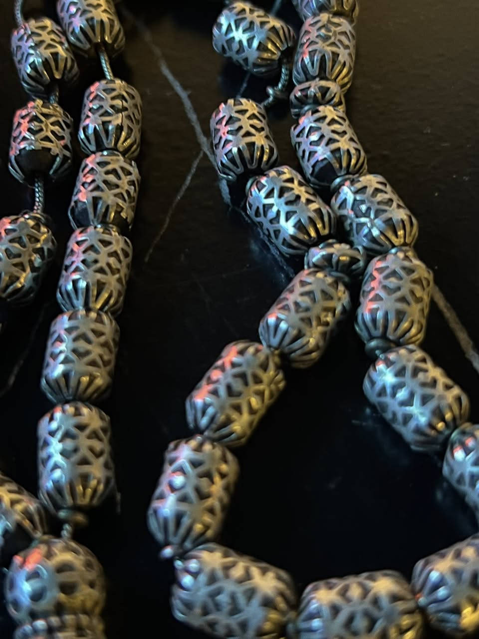 السلام عليكم
مسباح تلبيس فضه
33 حبه
قديم
الوزن 41 غرام
***********
