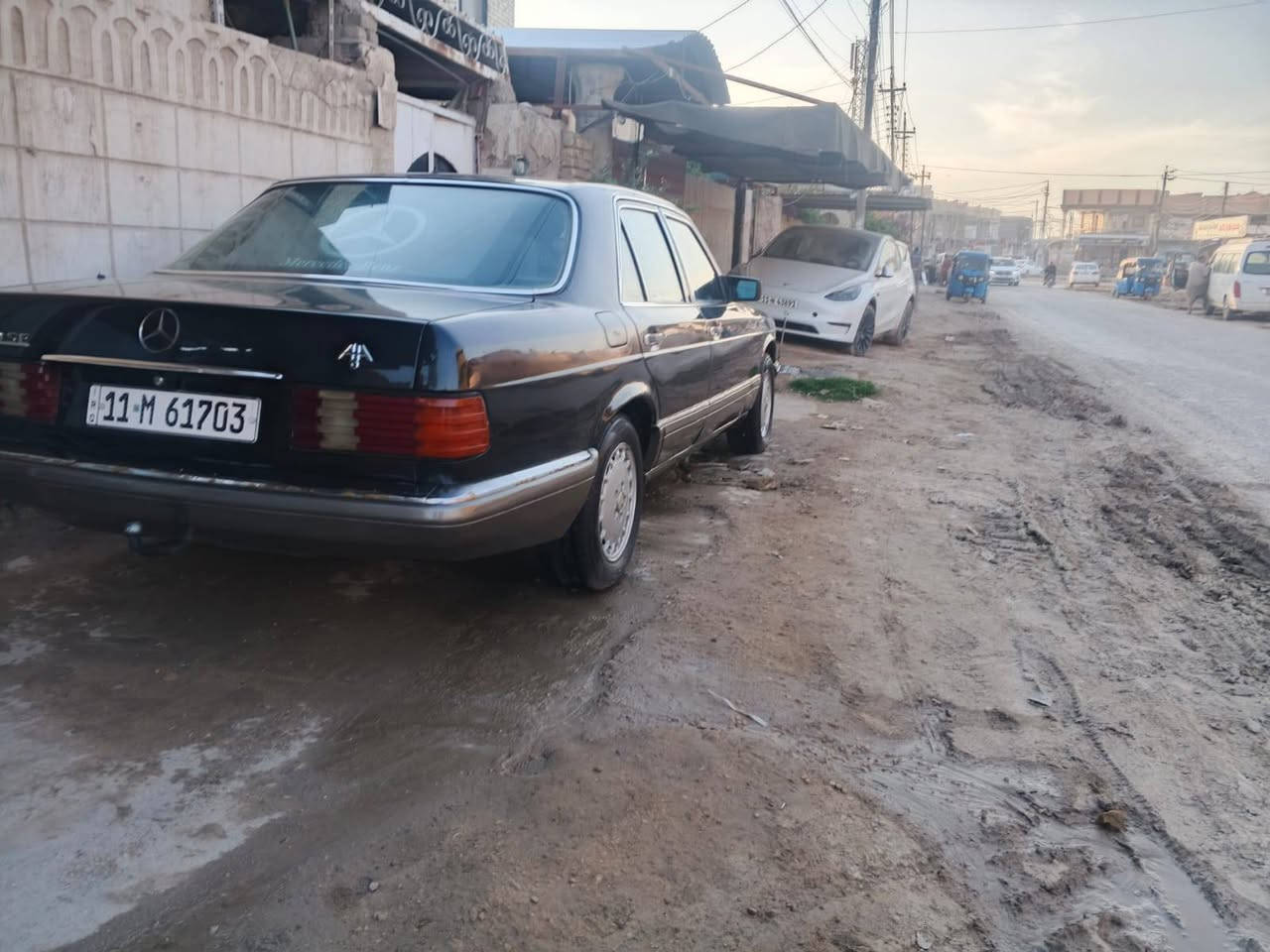 السلام عليكم اخوان مارسيدس E300رئاسي موديل١٩٩٠ السياره جديده وجاهزه من كلشي تخم تاير باتري جديد مكينه قبل ٣اشهر شادها مكينه ٣٠٠٠ ياباني كير ومكينه واكسل وحداديه كلهن ١٠٠٪؜ السياره باسمي رقم انكليزي السياره نقصها فقط شغلات بسيطه  مال تبريد  بيها داخلها نظيف و حلو مكان السياره بابل القاسم السعر ٥٥  رقم***********وات ساب فقط
