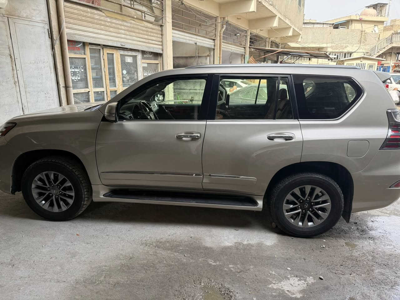 سلام عليكم  لكزز خليجي موديل 2014 بغداد السياره جاهزه من كلشي السياره نظيفه مال جناي بيها جراد ب القماره وبيها صبغ 4 قطع بدون معجون اثر جراد حسب ما موضح ب السونار رقم بغداد بأسمي تحويل ثاني يوم مكاني بغداد أي استفسار الاتصال ب الرقم ***********.  السعر 26500 ماكو هيج سعر لان محتاج السياره خير من الله واتصل وبيك خير وادلل
