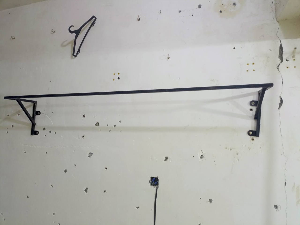 ستانات ملابس  العدد 3 وستان تعليك العدد 4 وجام خانه للبيع السعر خاص او الاتصال على الرقم ***********
