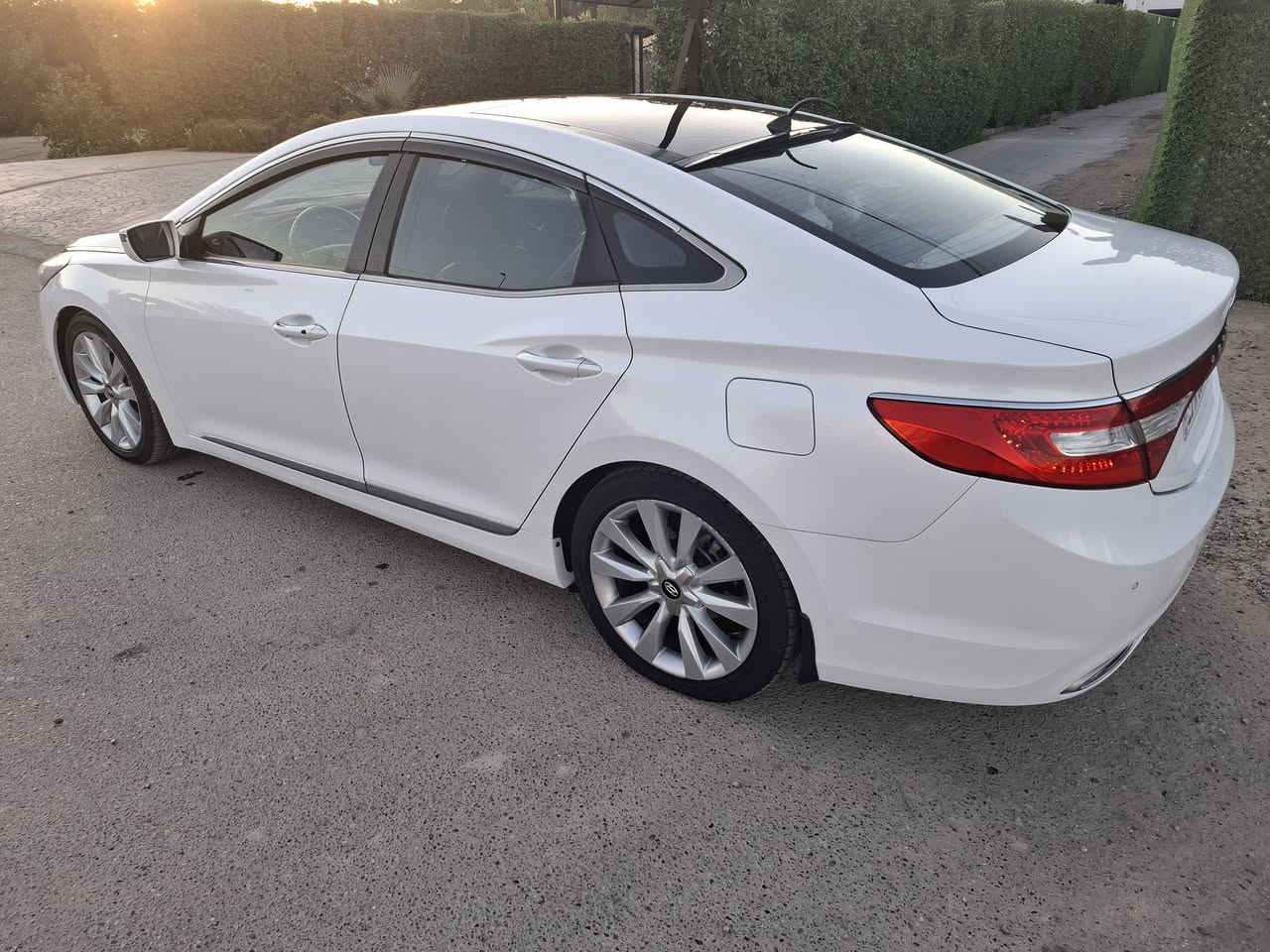 ازيرا ٢٠١٥ خليجي فول مواصفات ماشيه ٧٦ نظيفه جدآ بحاله الشركه محرك وكير بلاديات مكفوله من الصبغ والتبديل مكانه حي الاعلام 
***********
