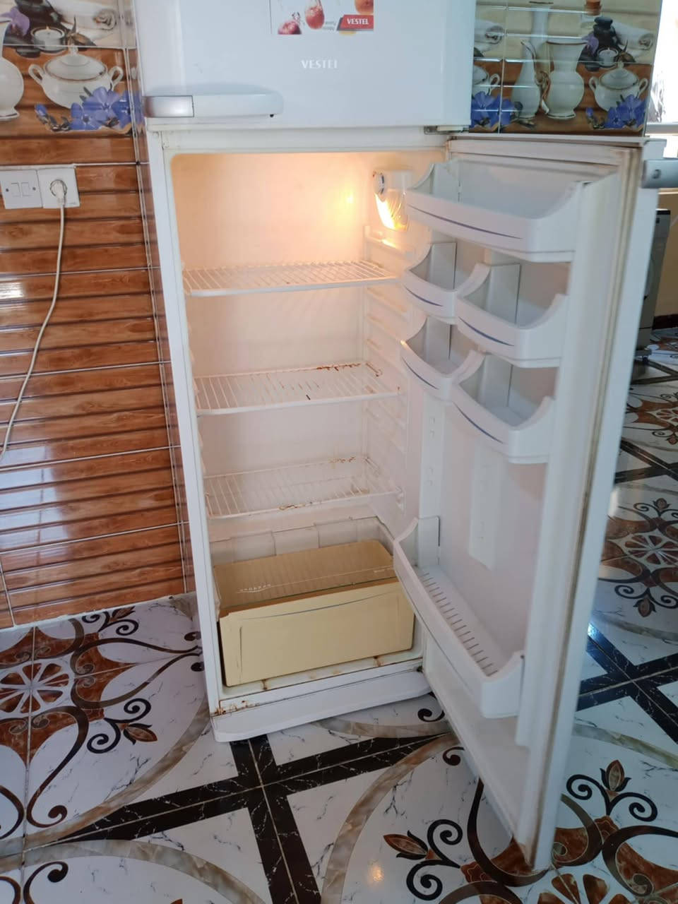 ثلاجه نضيفه اي عيب مابيه السعر 160 وبيه مجال الشراي يخابر ***********
