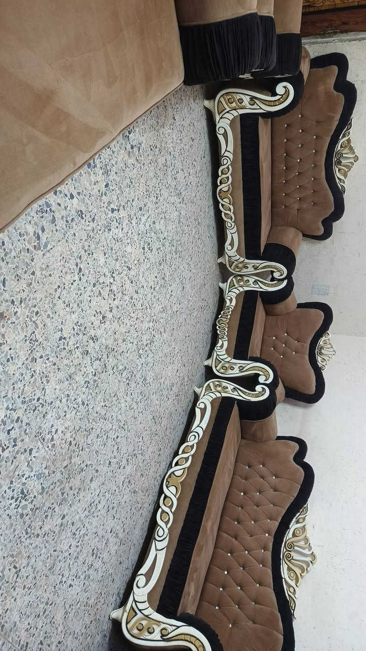 تخم ملكي 10 مقاعد نضيف جدا نضيف سعر 275 وبي مجال مكان البياع يوجد توصل بكروه رقم يوجد تساب ***********
